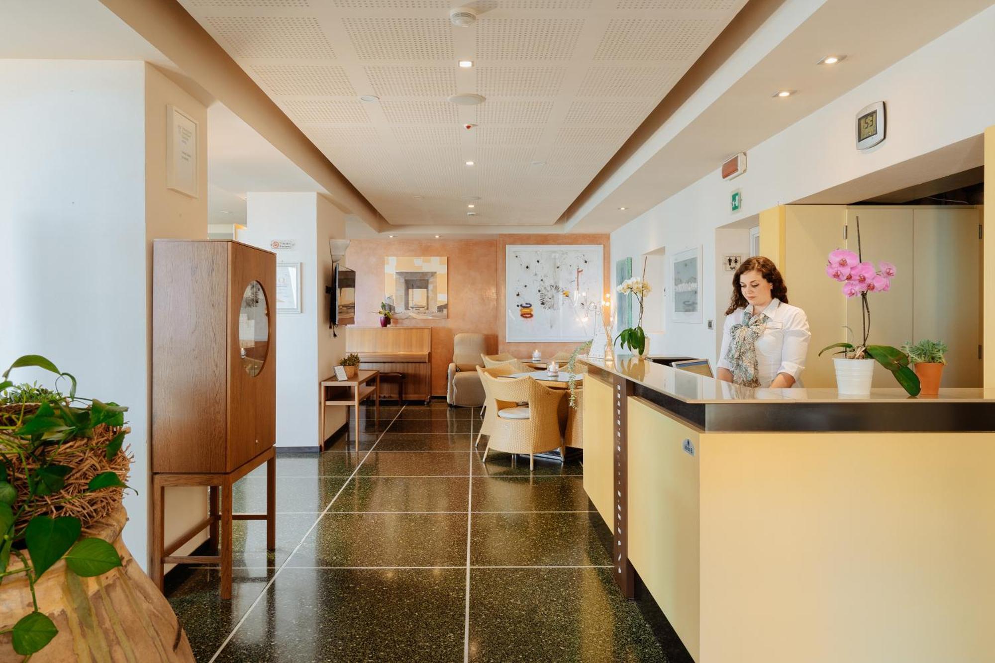Hotel Liliana Диано-Марина Экстерьер фото
